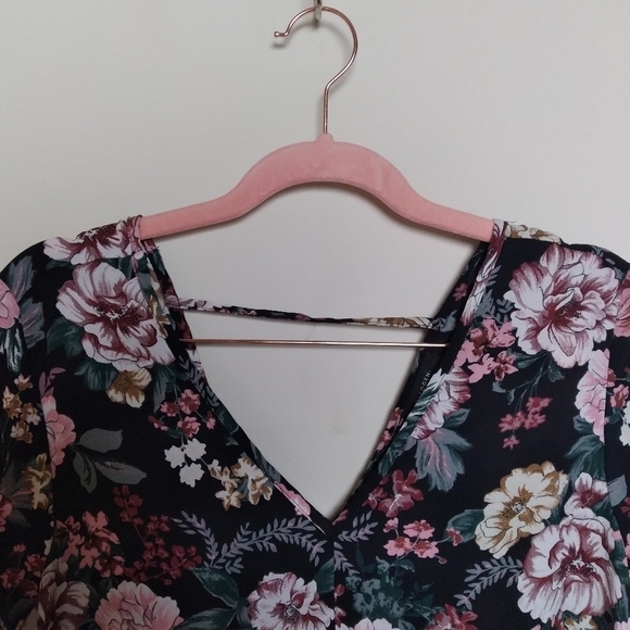 Halogen Short Cap Sleeve V Neck Floral Keyhole Back Blouse Size Medium - Picture 4 of 7
